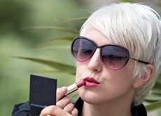 Steps to put on makeup quickly