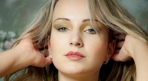 steps to putting on makeup